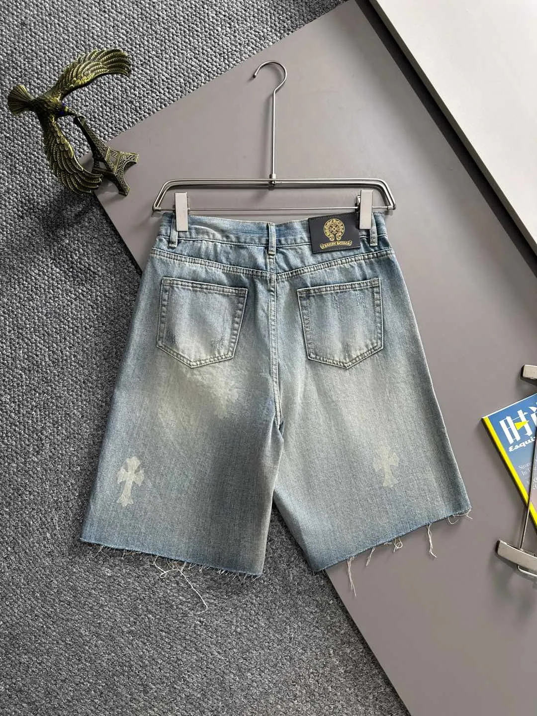 🅿️330 Croxin 2025 summer new jeans denim shorts are woven from imported Japanese Denim plain cotton denim fabrics. They are complete with three standards. The top stonewashing process makes the texture reach the old taste of the 1980s. It is soft, delicate, comfortable and breathable. The color has a modern and fashionable vicissitudes. The upper body is versatile and fashionable! Light luxury, a must-have item for daily commuting! Code number: 28-38 (please state your height and weight when placing an order)